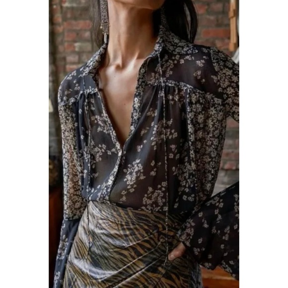 Free People printed Boho flare sleeve blouse EUC - Picture 6 of 16